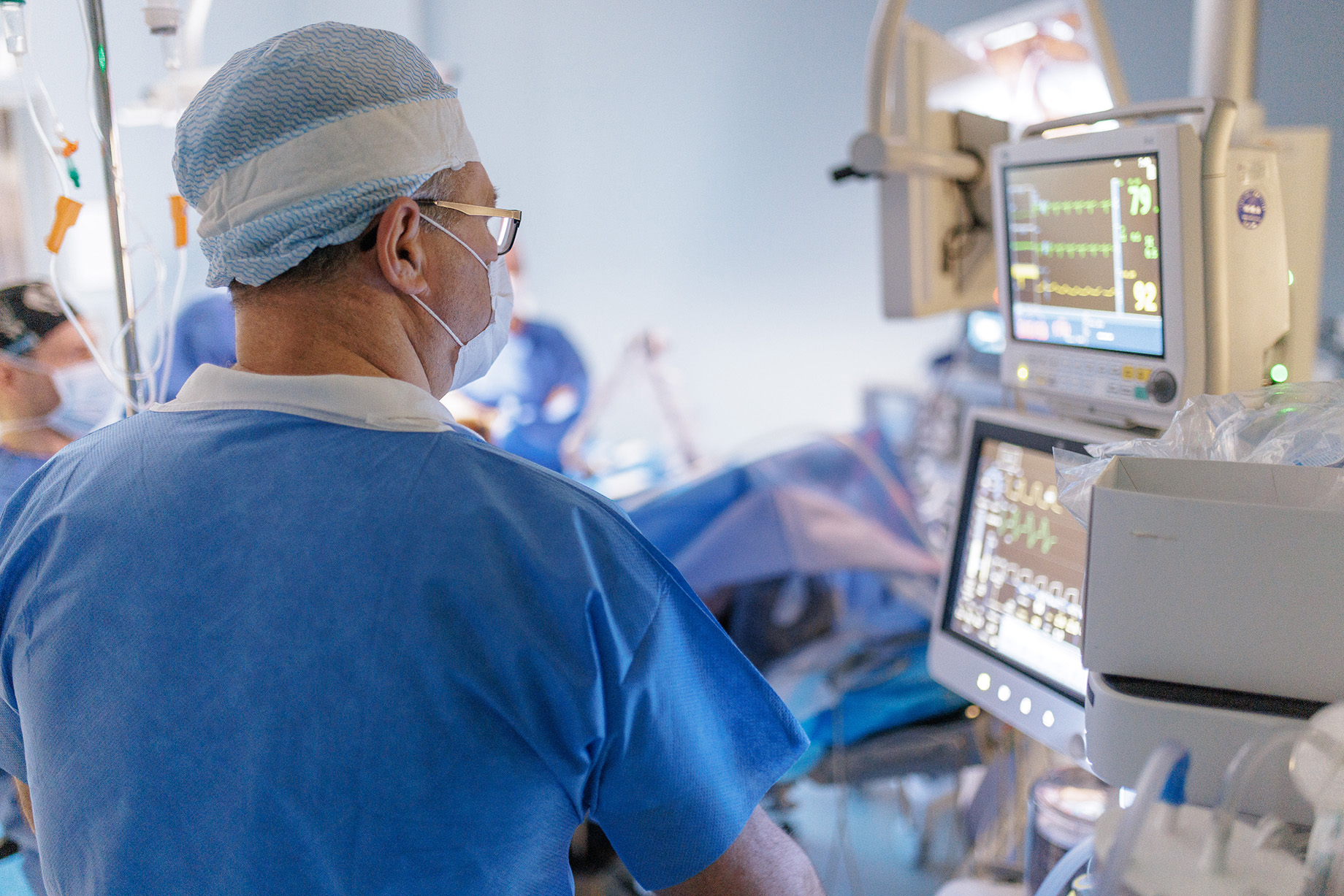 Ārsti veic operāciju Aiwa Clinic klīnikā