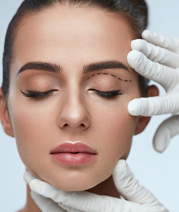Vineta Aizkalne, офтальмолог клиники AIWA Clinic, проводит коррекцию век